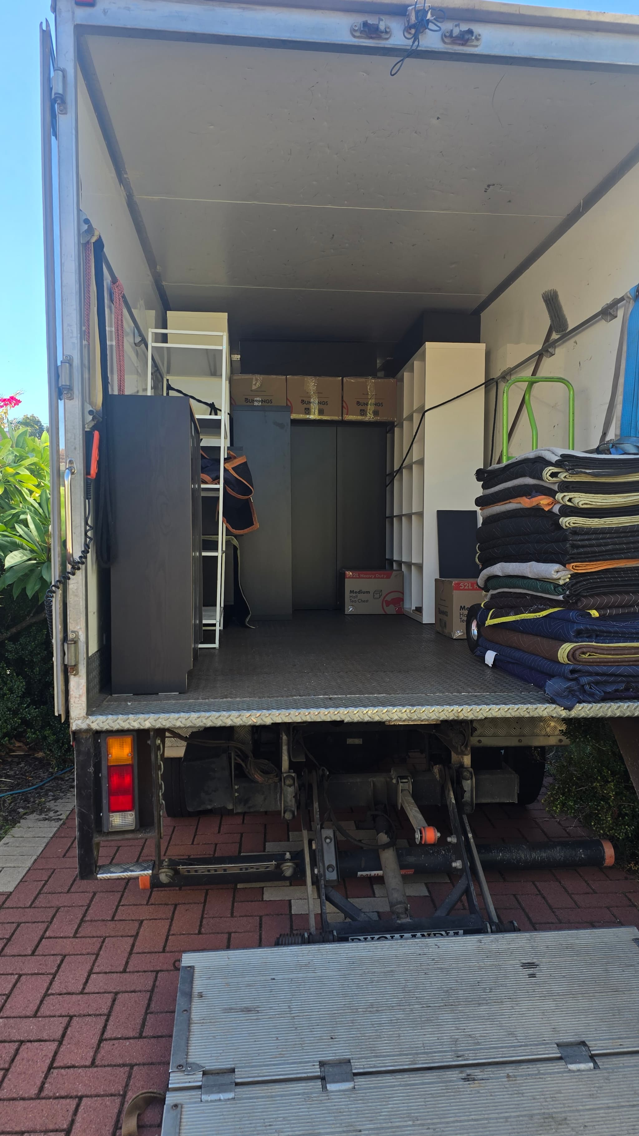 NP Movers work in Beldon